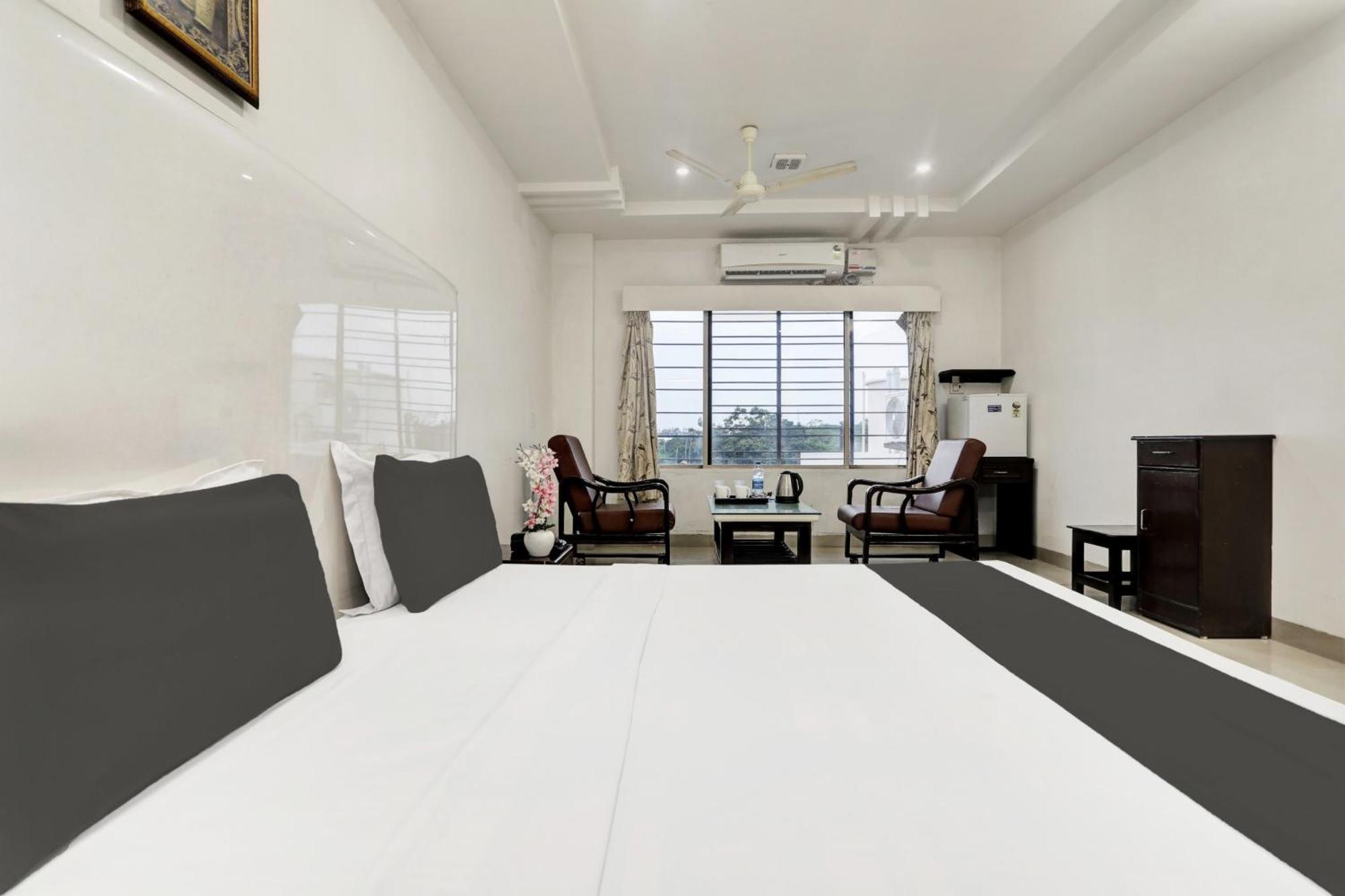 Hotel Townhouse Eluru Esterno foto