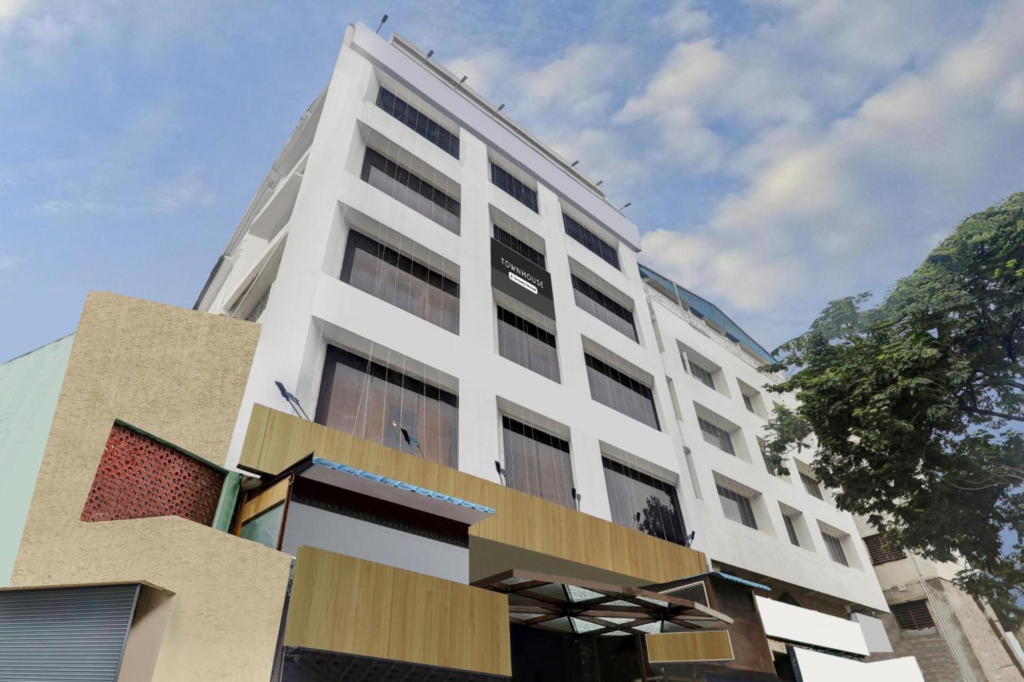 Hotel Townhouse Eluru Esterno foto