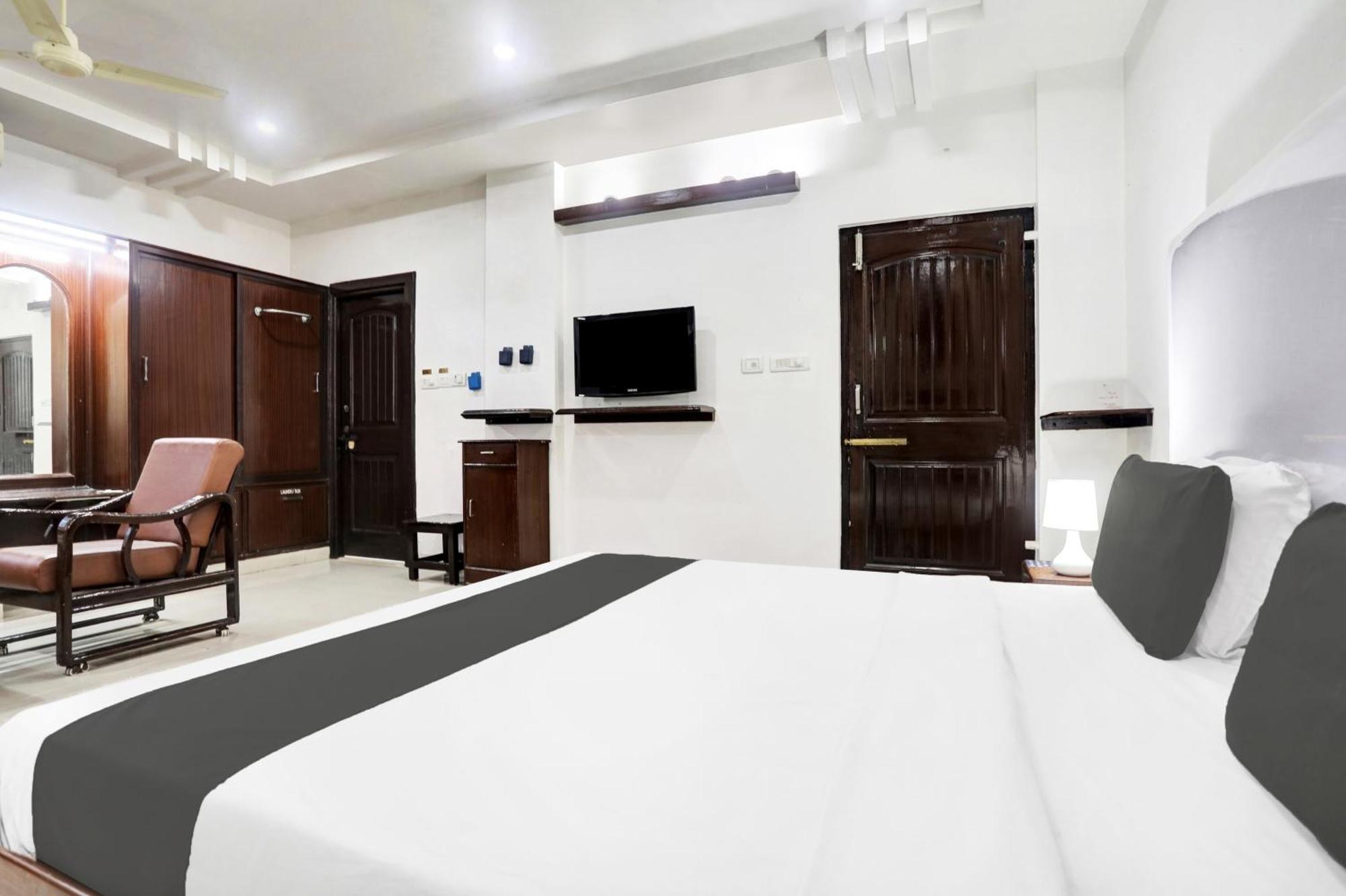 Hotel Townhouse Eluru Esterno foto